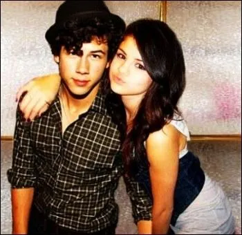 Avec qui Nick Jonas sortait-il en 2009 ?