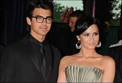 Avec qui Joe Jonas sortait-il en 2010 ?