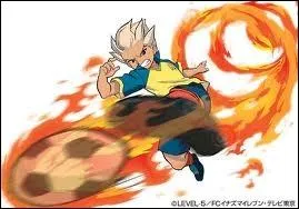 Qu'est-ce qu'un  coup du chapeau  au football ?