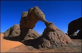 Le massif du Hoggar se trouve au centre du Sahara. Près de Tamanrasset, c'est le territoire de ceux qu'on appelle les ''hommes bleus'' :