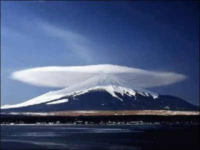 Ce volcan situé sur l'île d'Honshu dans les Alpes japonaises a très souvent été mis sur toile par des peintres nippons (ni mauvais ! )... Vous avez reconnu le mont...