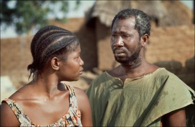 Dans ce film d'Idrissa Ouedraogo, Saga revient dans son village aprs 2 ans d'absence. Sa fiance est devenue la deuxime femme de son vieux pre. Ils s'aiment toujours, se rencontrent et font l'amour.