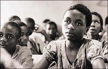 Ralis par le Camerounais Bassek Ba Kobhio, Malo Malo est un jeune instituteur libertaire qui rvolutionne sa classe mais regroupe les paysans au sein d'une cooprative. Les chefs n'apprcient gure.