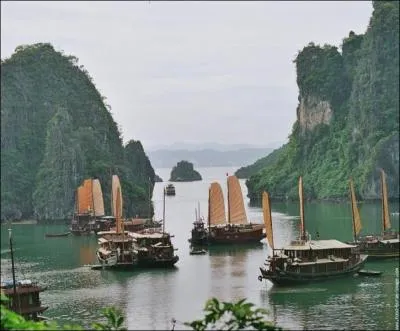 Combien y a-t-il d'les ou ilots dans la Baie d'Along ?