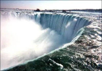 Les chutes du Niagara sont un ensemble de combien de chutes ?