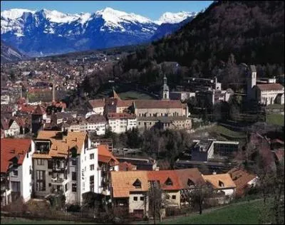 La ville de Coire (Chur, de son nom officiel), est situe dans la valle du Rhin et est le chef-lieu du plus grand canton de son pays. Quel est ce pays ?