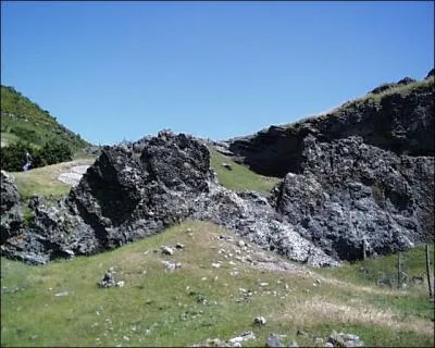 Le Coiron est un massif volcanique franais, culminant  1017m,  la Crte de Blandine. Dans quel dpartement se trouve-t-il ?