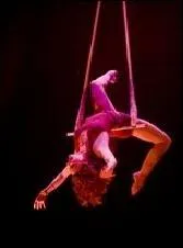 Le trapze est une discipline trs connue du cirque. Certains artistes sont capables de jongler en faisant du trapze.