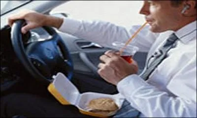Il est interdit de manger en conduisant...