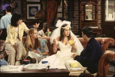 Pourquoi Rachel arrive-t-elle en robe de marie dans le premire pisode ?