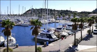 Entre le Cap Camarat et le Lavandou, les  pointus  sont toujours en activit dans son port :