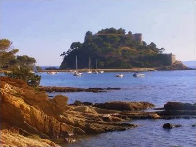 Situe entre Saint Tropez et Hyres, parmi les nombreuses plages de sa commune, on trouve la plage de Cabasson au pied du Fort de Brganon, rsidence de vacances des Prsidents de la Rpublique :