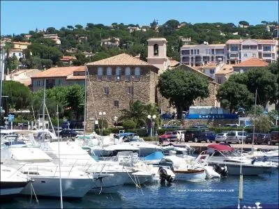 Situe entre Les Issambres et Port Grimaud, on se baigne sur sa plage de la Nartelle et sur sa plage des lphants :