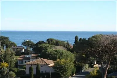 Elle s'tale sur 7 km entre Saint Aygulf et la Nartelle (Sainte Maxime), que l'on peut parcourir  pied sur le sentier du littoral de ses pittoresques calanques :