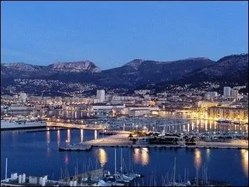 Clbre pour son Arsenal, situe au pied du Mont Faron, c'est :