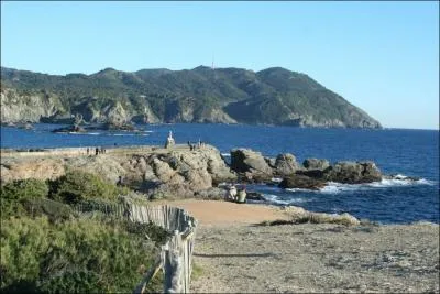 Face  l'le des Embiez, vous avez peut-tre reconnu Le Brusc prs de la Coudoulire, quelle est la ville natale d'Hlne Sgara ?