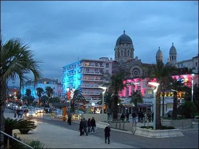 Situe entre Cannes et Frjus, on y admire son glise des Templiers, c'est :