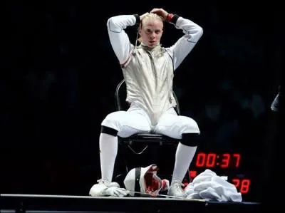 Qui est cette escrimeuse et quel sorte d'arme utilise-t-elle ?