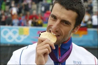 Qui est ce sportif qui est triple champion olympique, en 2000, 2004 et 2012, et comment appelle-t-on quelqu'un faisant du cano ?