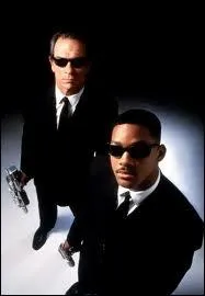 Toujours sangls dans des costumes, cravats et portant des lunettes noires, ce sont les MIB (ou Men in black - Les hommes en noir) dont la profession est ?