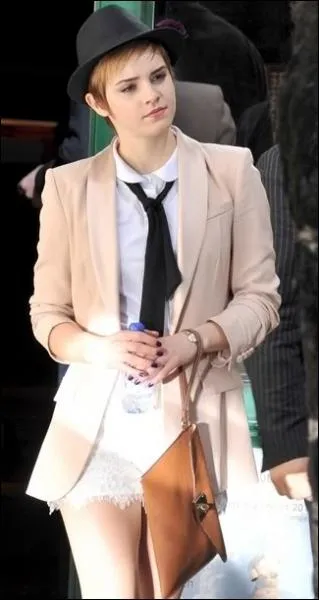 Saint Laurent a lanc le masculin fminin. Une actrice amricaine, qui portait ses propres vtements dans un film  succs, a contribu  dmocratiser cette mode du masculin et des cravates. .