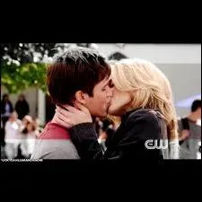 Dans  90210 , avec qui Liam trompe-t-il Naomi ?