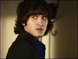 Dans  90210 , quel mtier exerce le pre de Navid ?