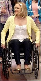 Dans  Glee , pourquoi Quinn se retrouve-t-elle en fauteuil roulant ?