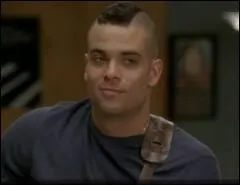 Dans  Glee , avec qui Puck est-il sorti ?