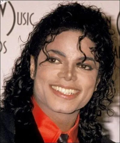 C'est plutt au dbut Man In the Mirror, qu'il apparat ainsi