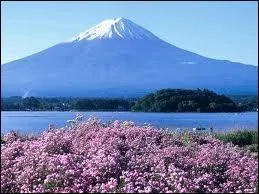 Quel est le nom de ce volcan teint ? ( le plus haut sommet du Japon )