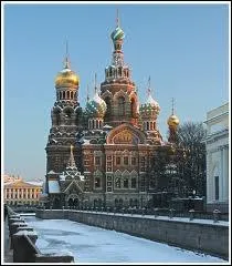 Comment s'appelait Leningrad en 1915 ?