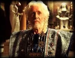 Comment s'appelle le roi de Troie qui devra faire face au sige de ses ennemis pendant 10 ans ?