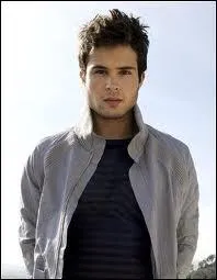 Et lui, c'est le petit ami de ...