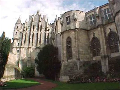 Au-dessus de quelle ville meurent Oromis et Glaedr ?