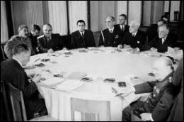 Quelle personnalité des forces alliées n'a pas été invitée à la table de négociation ?