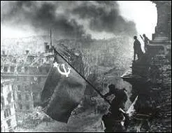 Quel objectif prioritaire a t fix envers l'Allemagne nazie ?