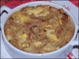 Alternez couches de pain, de choux, de pommes de terre, de gruyre. Arrosez avec le bouillon dans lequel ont cuit chou et fond de jambon coup en ds. Recouvrez de gruyre, faites gratiner au four.