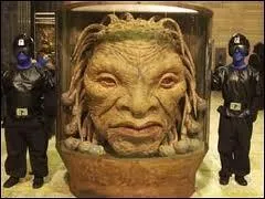 Cet trange personnage se nomme Face de Boe. Il appartient  quel univers ?