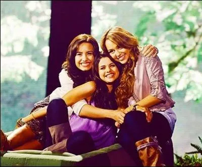 Avec qui Miley Cyrus est-elle sur la photo ?