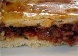 En entre tide, froide, apprciez ce genre de tourte faite de pte  pain garnie de calamars, poulpes, seiches coupes plus ou moins finement. Une sauce tomate pimente relve la prparation.