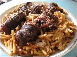 Le plat de rsistance vous tente-t-il ? Viande de boeuf  la sauce tomate d'origine italienne : la macaronade. La viande roule est garnie d'ail et de persil. Comment appelle-t-on ces rouleaux ?