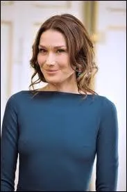 Il a pous en cours de mandat un ex-mannequin, devenue compositrice et chanteuse, richissime par sa famille et par sa carrire, qui a pour nom ?