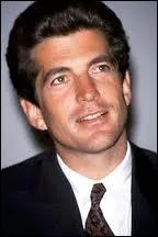 Elle est sortie quelque temps avec le  Petit Prince de l'Amrique , lequel avait comme son pre un certain got pour les actrices, John Kennedy Junior (en photo). Mais galement avec ?