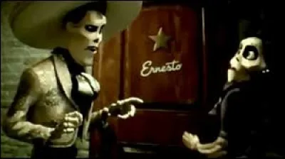 Que fait Ernesto de la Cruz pour empêcher Hector de retourner dans le monde des vivants voir sa fille, et pour le faire disparaître à jamais ?