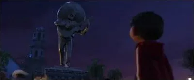 Quelle est la devise du chanteur gravée sur le socle de sa statue ?