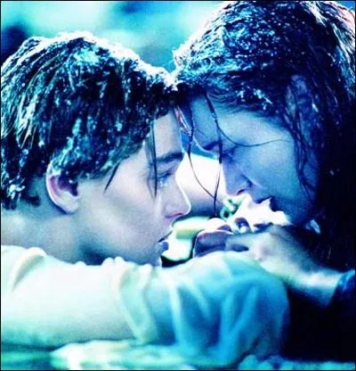 Que fait Rose pour appeler  l'aide dans l'eau et montrer qu'elle est toujours vivante ?