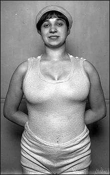 Cette belle plante fut une sportive complte de l'entre-deux-guerres. Sa devise tait  Ce qu'un homme peut faire, Violette peut le faire . Violette Morris connut une fin tragique en 1944. Laquelle ?