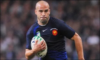 Il fut slectionn pour la 1re fois en quipe de France de rugby  XV en 2001, et y occupe actuellement le poste de demi-d'ouverture. Il s'agit de :