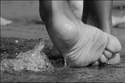 Que porte-t-on en accessoire aux pieds ?